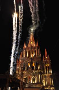 A igreja parece se indendiar, mas são apenas fogos de artifício em noite de festa em San Miguel de Allende, no México